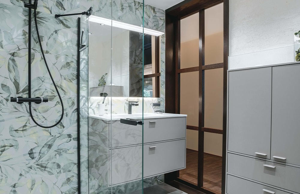 Schauraum, Badezimmer, Waschtisch weiß, gemusterte Fliesen, Glasduschwand, Dusche modernes Bad