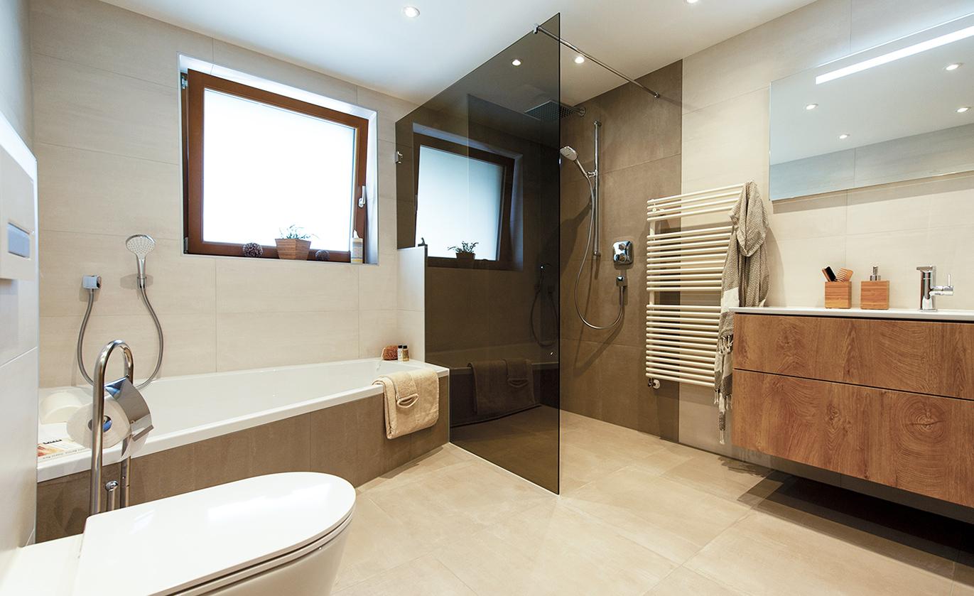 Bäderschauraum Badezimmer, Waschtisch aus Holz, ebenerdige Dusche mit Glaswand, barrierefreies Bad, Badheizkörper, Badewanne
